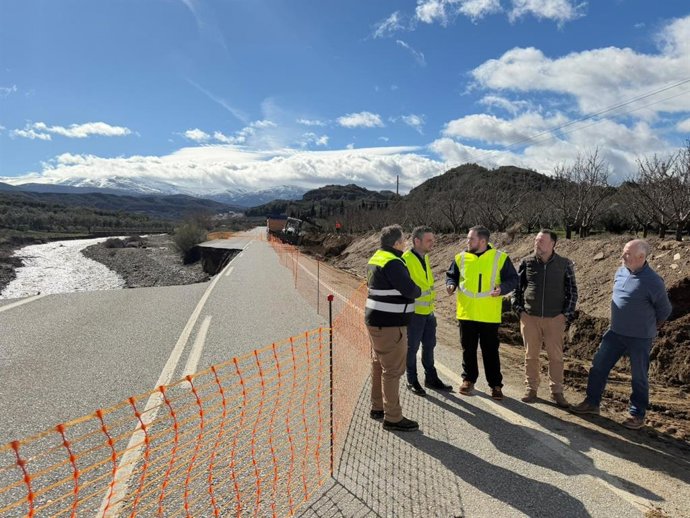 Visita al inicio de las obras de un paso alternativo paralelo a la carretera GR-4105.