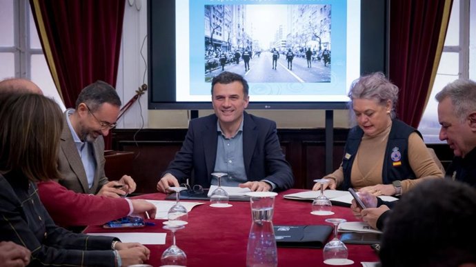 El alcalde de Cádiz, Bruno García, y la subdelegada del Gobierno en Cádiz, Blanca Flores, presidiendo la Junta Local de Seguridad para diseñar el dispositivo de cara a la celebración del Carnaval en la calle.