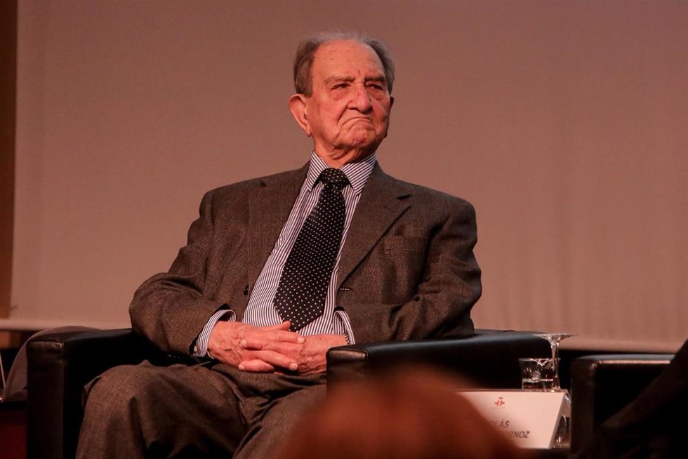Archivo - El historiador Nicolás Sánchez-Albornoz durante su homenaje en el Instituto Cervantes.  