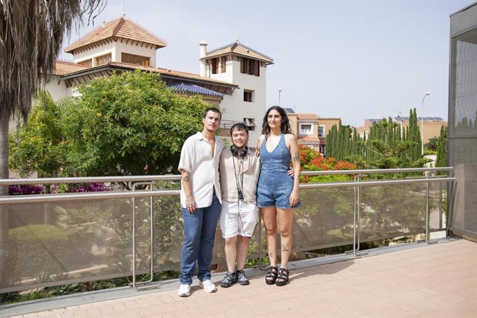 Archivo - En el centro, el director Ian de la Rosa durante el rodaje de su película 'Iván & Hadoum'.