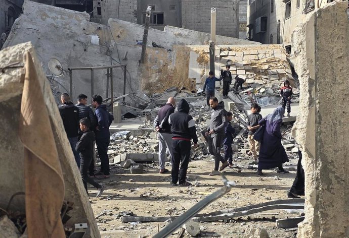 Palestinos inspeccionando los daños causados por un bombardeo de Israel contra Jan Yunis, en la Franja de Gaza, a pesar del alto el fuego en vigor desde el 10 de octubre de 2025 (archivo)