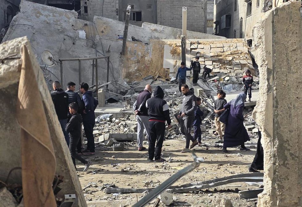 Palestinos inspeccionando los daños causados por un bombardeo de Israel contra Jan Yunis, en la Franja de Gaza, a pesar del alto el fuego en vigor desde el 10 de octubre de 2025 (archivo)