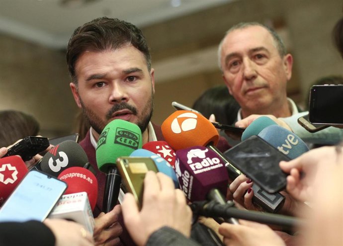Archivo - El portavoz de ERC en el Congreso, Gabriel Rufián (i), junto a Joan Baldoví (d), en una imagen de archivo