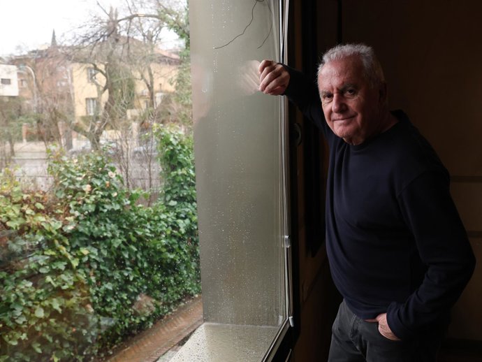 El cantante Víctor Manuel posa para Europa Press, a 2 de febrero de 2026, en Madrid (España). El cantautor y productor musical español se ha convertido durante su carrera en una figura clave de la canción de autor y de la música popular en España con tema