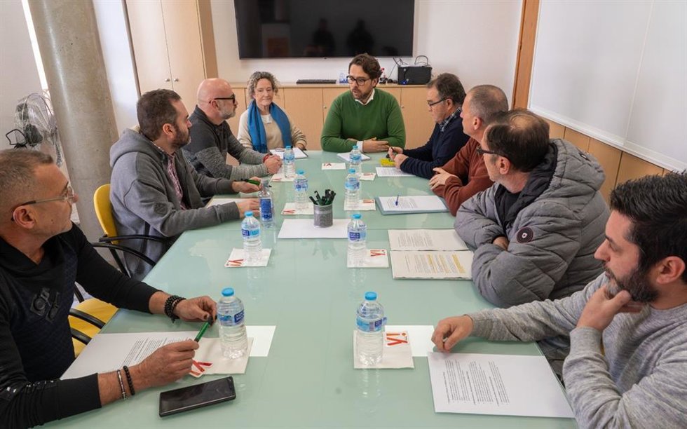 El concejal de Empleo, Álvaro Valdés, se ha reunido con el Comité de Empresas Auxiliares de Sabic