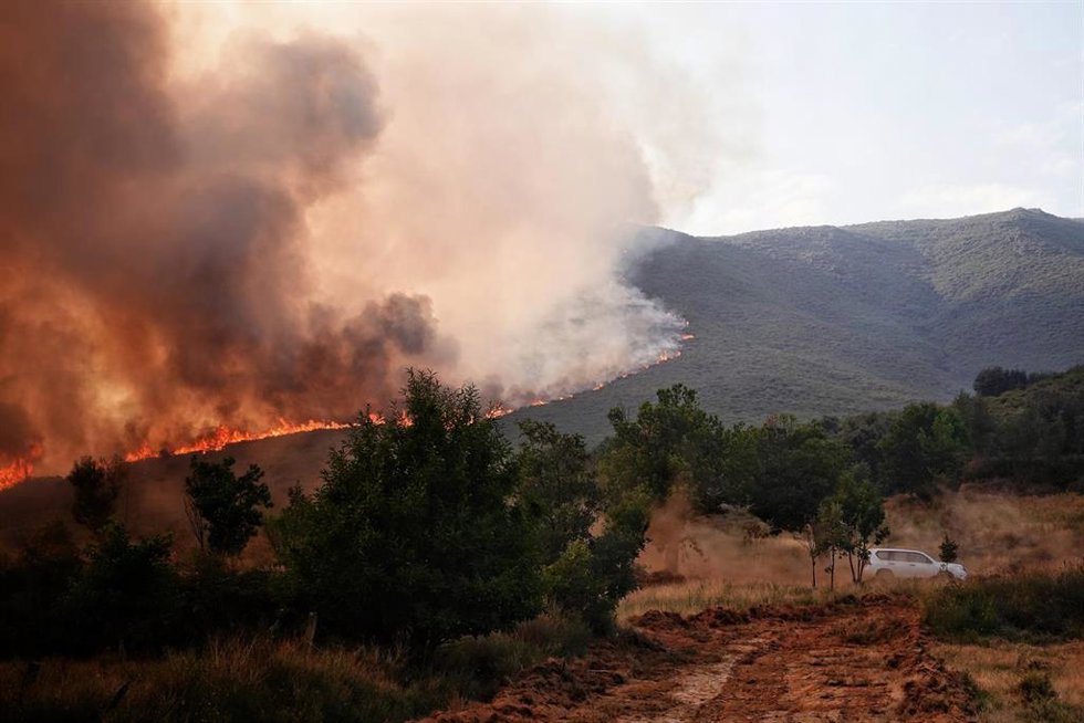 Archivo - Uno de los incendios del pasado verano en la provincia de León, en Anllarinos del Sil.