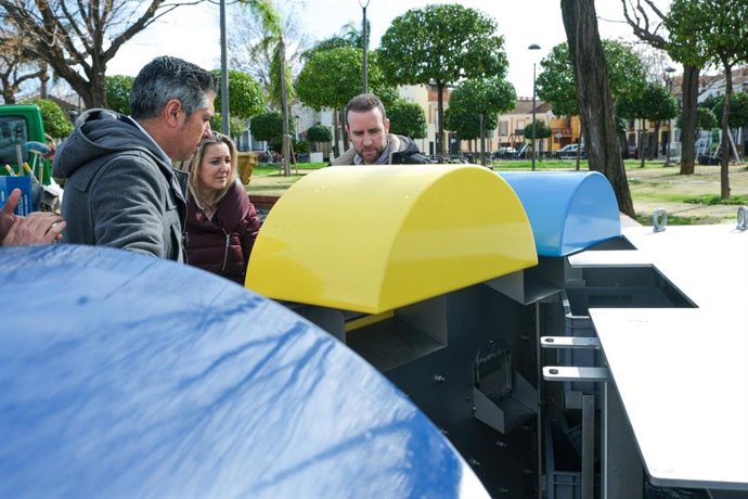 Inauguración de una de las Islas Ecológicas de Alcalá de Guadaíra (Sevilla)