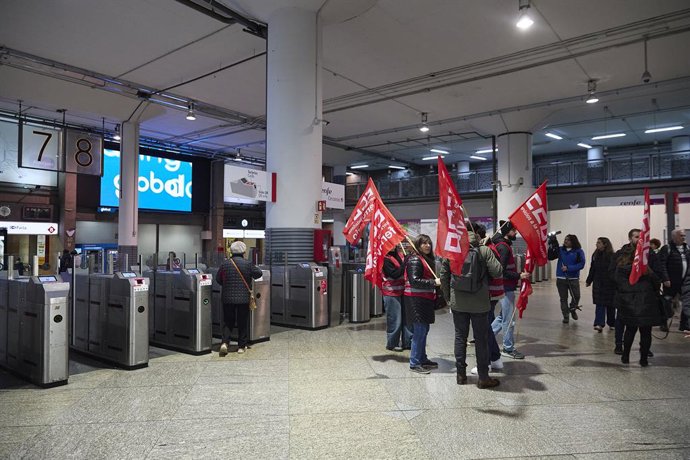 Piquet informatiu de CCOO durant la primera jornada de vaga ferroviària