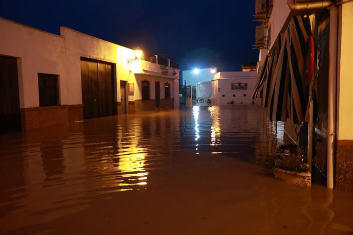 La lluvia anega varias zonas de Lora del Río (Sevilla), que se protege con bombas de desagüe.