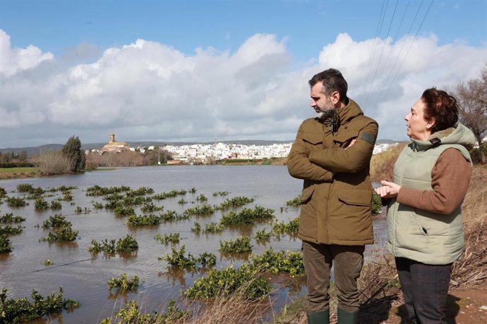 El consejero de Agricultura, Pesca, Agua y Desarrollo Rural de la Junta de Andalucía, Ramón Fernández-Pacheco, visita la finca de naranjos inundada por la crecida del río Guadalquivir en la localidad sevillana de Cantillana. Imagen de Archivo