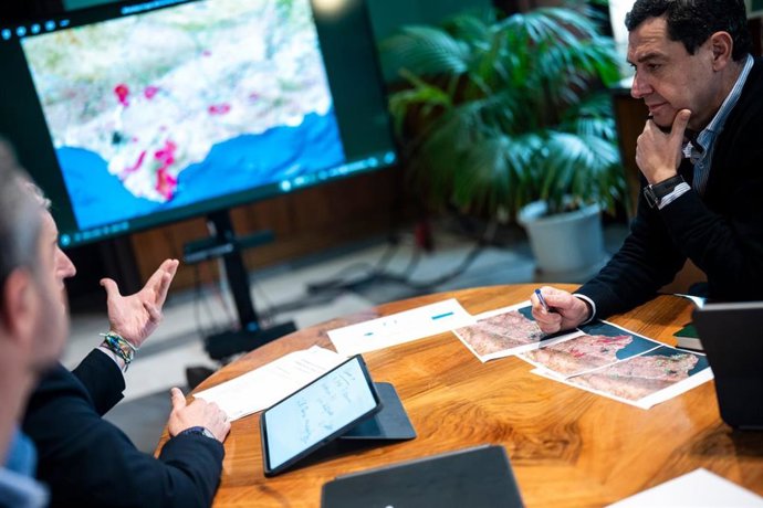 El presidente de la Junta de Andalucía, Juanma Moreno, reunido para analizar la evolución del temporal.
