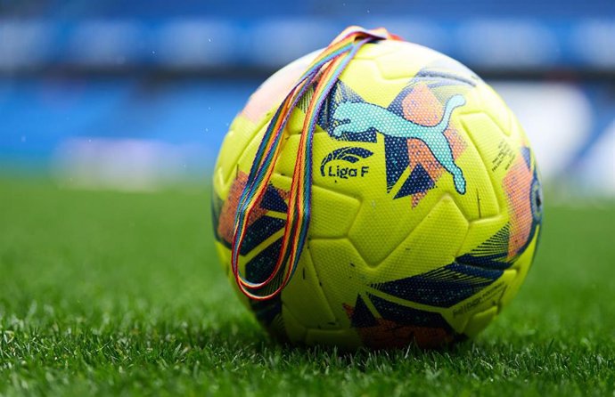 Balón de la Liga F Moeve con un cordón de colores arcoiris.