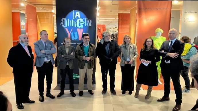 Foto de familia en la presentación de una exposición sobre las chirigotas del 'Yuyu' en Cádiz
