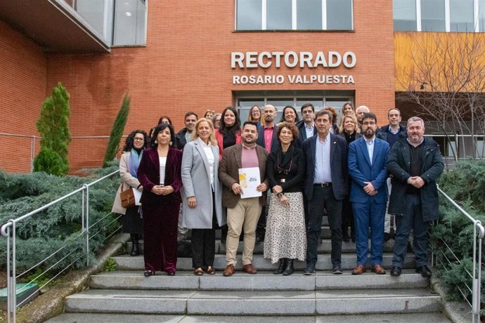 Acto de firma de convenios de colaboración con representantes de algunos de los municipios adscritos al programa Aula Abierta de Mayores de la UPO.