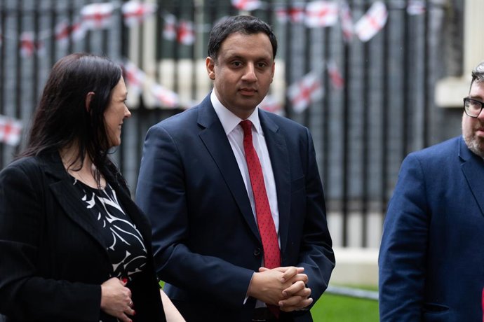 Archivo - July 9, 2024, London, United Kingdom: Leader of the Scottish Labour Party Anas Sarwar (C) leaves Downing Street in London. New MPs are expected to be sworn into Parliament after the last week's General Election which was won by Labour in a lands