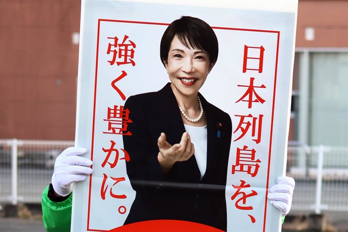 5 de fevereiro de 2026, Tóquio, Japão: Apoiante do Partido Liberal Democrático visto segurando um cartaz da presidente do partido, Sanae Takaichi, em Ginza, enquanto mobiliza eleitores para as eleições para a Câmara dos Representantes.