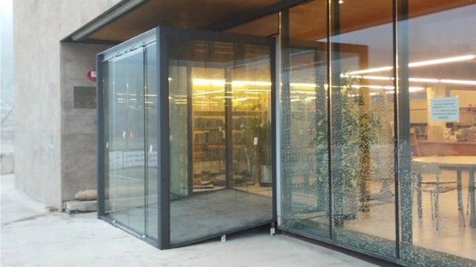 Acceso de una biblioteca pública catalana