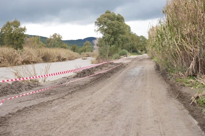 Imagen de una vía de Casares tras el paso del temporal