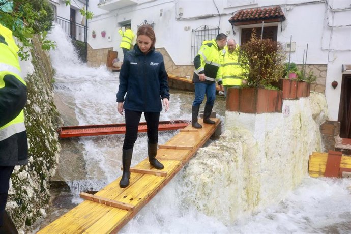La presidenta de la Diputación de Cádiz, Almudena Martínez, en una visita al municipio de Ubrique, afectado por las últimas borrascas.