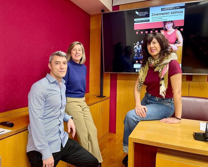 Ezker-eskuin: Iker Olazabal, Sonia Diaz de Corcuera eta Josune Velez de Mendizabal