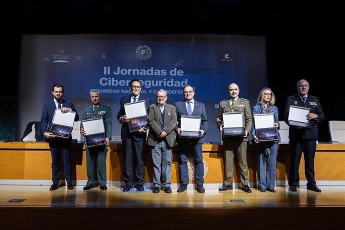 Representantes institucionales y responsables de las fuerzas y cuerpos de seguridad posan durante la inauguración de las Jornadas en la UAL.