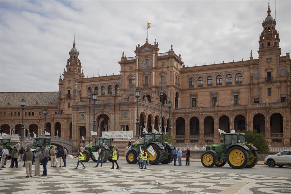 Archivo - Asaja-Sevilla, COAG Sevilla, UPA Sevilla y Cooperativas Agro-alimentarias de Sevilla celebran una concentración-tractorada en defensa del futuro del campo en la Plaza de España en 2021
