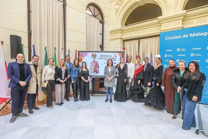 La diputada de Desarrollo Económico Sostenible y de Málaga de Moda, Esperanza González, junto a Elisa Pérez de Siles, concejala de Comercio de Málaga, y Carlos García, delegado de Turismo de la Junta han participado en la presentación del evento.