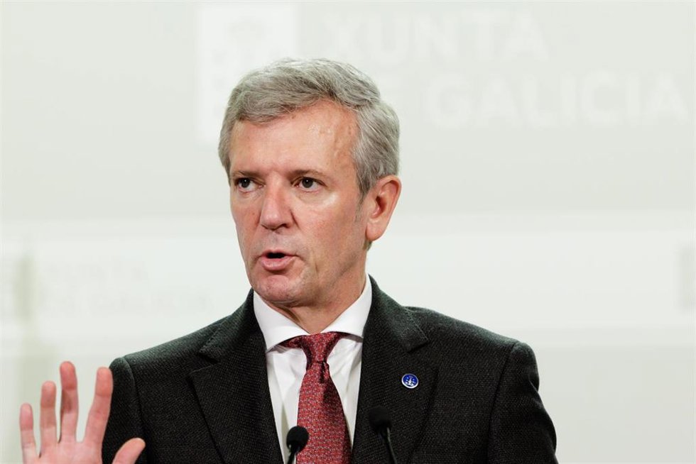 O titular do Executivo galego, Alfonso Rueda, acompañado pola conselleiro de Educación, Universidades, Ciencia e FP, Román Rodríguez, na rolda de prensa posterior á reunión do Consello da Xunta. Sala do Consello, 09/02/26.