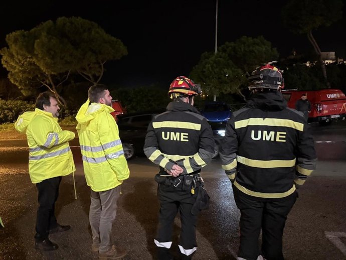 El alcalde de Vejer con efectivos de Bomberos y la UME tras un desalojo preventivo en un edificio de la avenida Los Remedios.