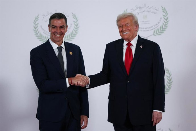 Archivo - 13 October 2025, Egypt, Sharm El-Sheikh: US President Donald Trump (R) and Spanish Prime Minister Pedro Sanchez shake hands as they pose for a photo at the Sharm El-Sheikh Peace Summit in Egypt. The meeting of heads of state and government is to
