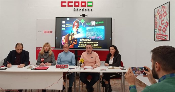 Responsables de Mareas Blancas, los sindicatos CCOO y UGT, y de los partidos PSOE e IU, en la presentación del documental 'Salud NO responde', que se estrena en Córdoba.