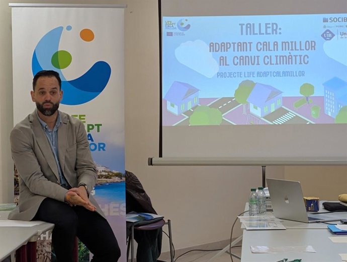 El director general de Economía Circular, Transición Energética y Cambio Climático, Diego Viu, en el taller sobre LIFE AdaptCalaMillor