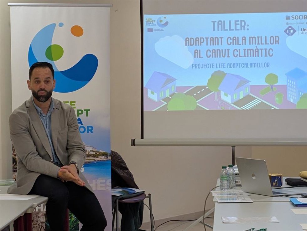 El director general de Economía Circular, Transición Energética y Cambio Climático, Diego Viu, en el taller sobre LIFE AdaptCalaMillor