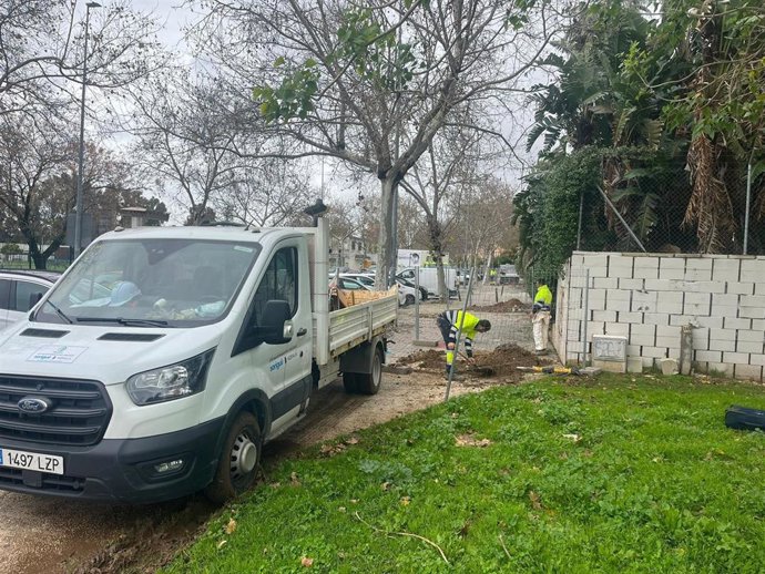 Obras de sustitución de la red de abastecimiento en Avenida de Holanda y la calle Paraná de Sevilla