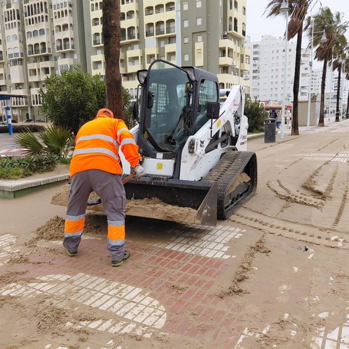 Recogida de arena en el paseo marítimo.