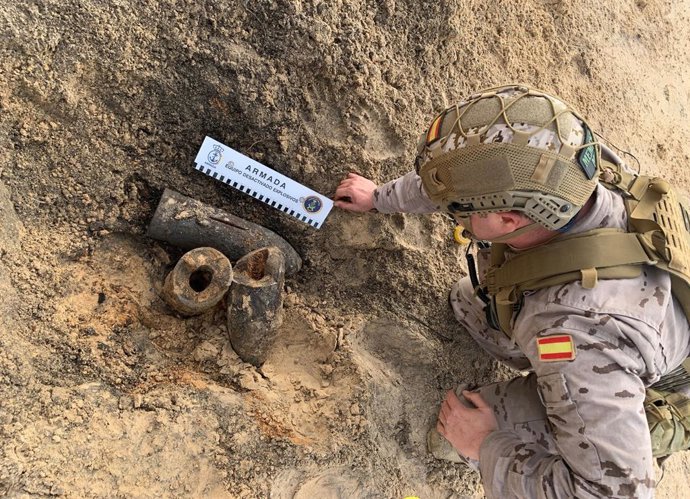 Projéteis encontrados na praia de Camposoto, em San Fernando (Cádiz)