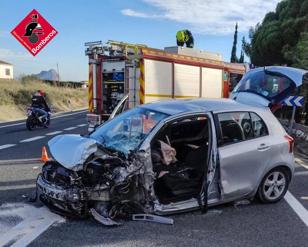 Tres heridos por el choque frontal de dos vehículos en la N-332 a su paso por Benissa