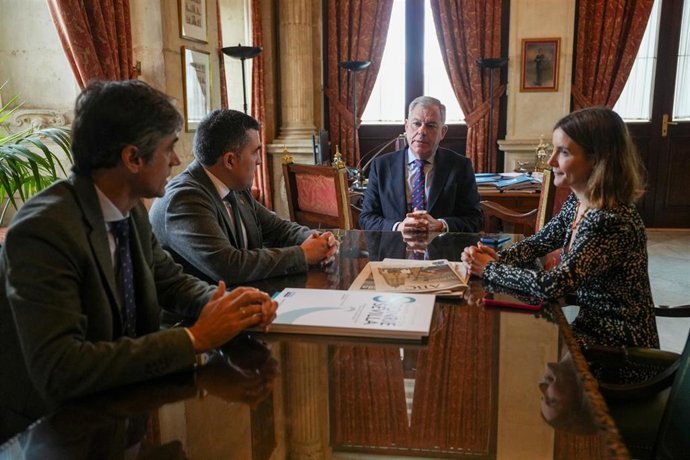 Encuentro del alcalde de Sevilla, José Luis Sanz, con el Colegio de Dentistas de Sevilla.