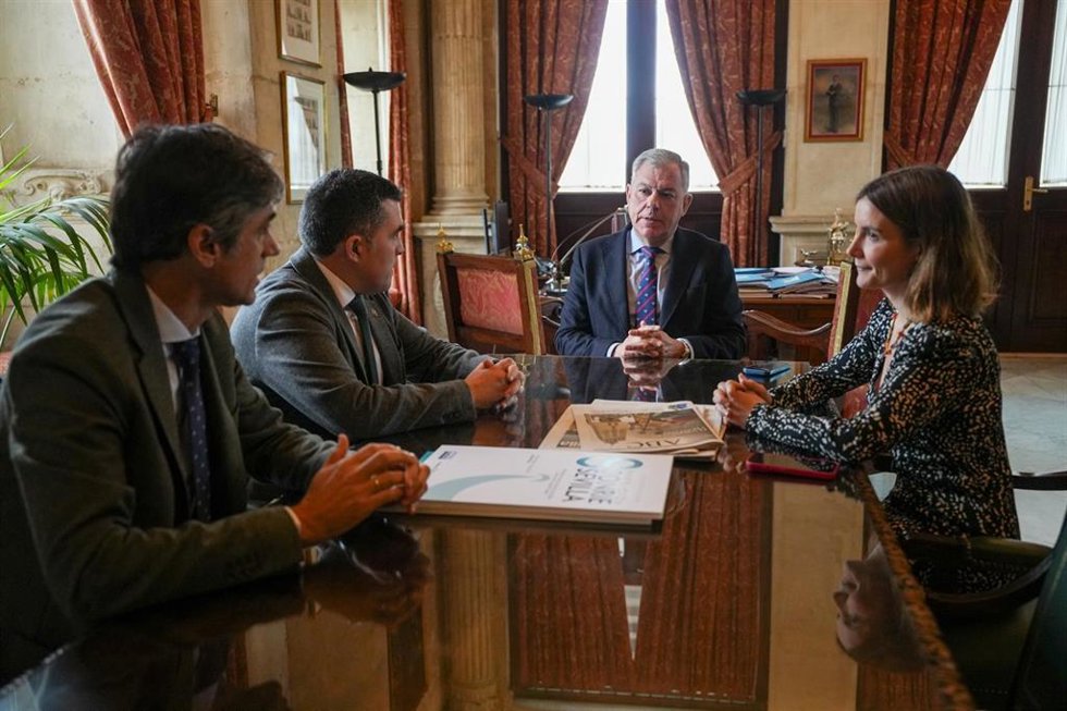 Encuentro del alcalde de Sevilla, José Luis Sanz, con el Colegio de Dentistas de Sevilla.