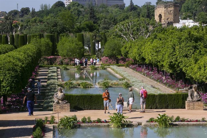 Archivo - Vista general de los jardines del Alcázar de los Reyes Cristianos, en Córdoba, Andalucía (España).