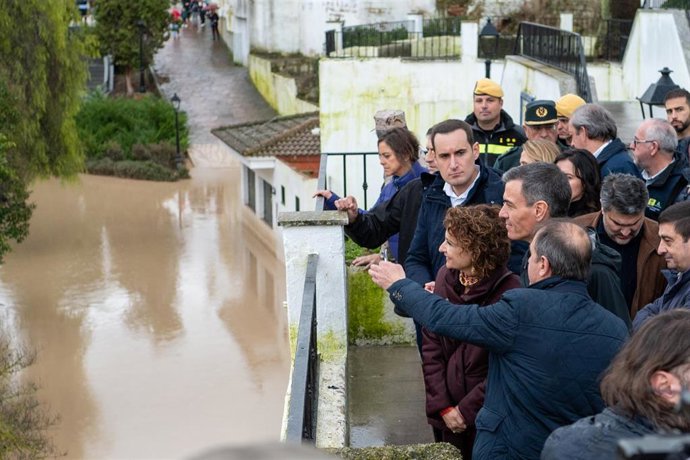 El presidente del Gobierno, Pedro Sánchez, atiende las explicaciones del alcalde de Villanueva de la Reina, Blas Alves, sobre las zonas afectadas por la crecida del Guadalquivir.