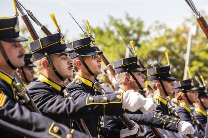 Archivo - Militares griegos participan en un desfile del Ejército en Atenas. 