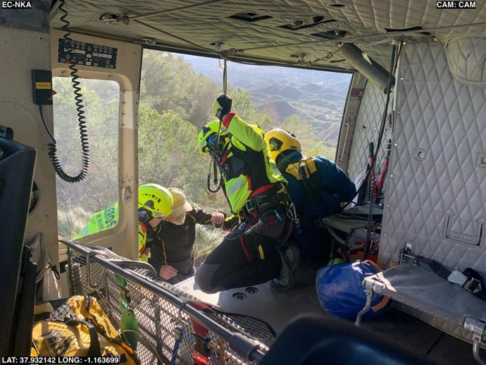 El excursionista rescatado siendo llevado al helicóptero