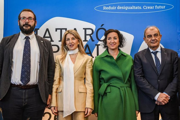 (I-D) El alcalde de Mataró, David Bote; la vicepresidenta Yolanda Díaz; la consellera Alícia Romero, y el presidente de la Confederación Empresarial Española de la Economía Social, Juan Antonio Pedreño.
