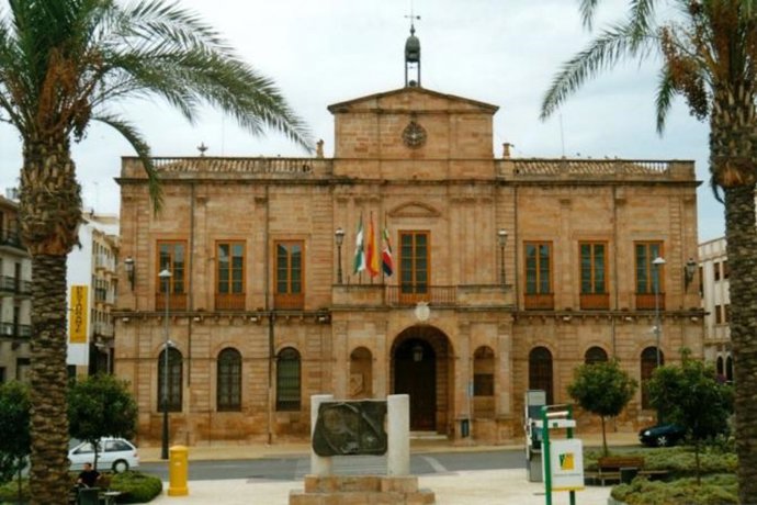 Archivo - Fachada del Ayuntamiento de Linares/Archivo
