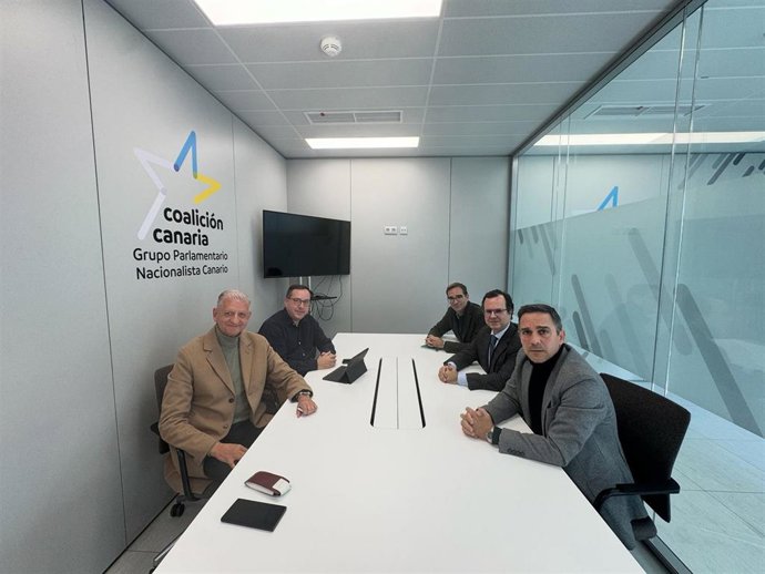 Reunión de representantes del Colegio de Arquitectos de Tenerife, La Palma y La Gomera con el grupo parlamentario de CC para abordar el decreto de agilización de licencias urbanísticas