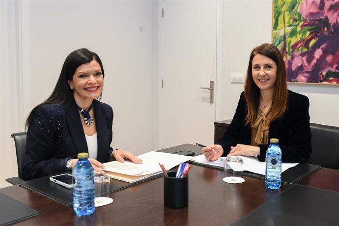 La conselleira do Medio Rural, María José Gómez, y la alcaldesa de Mos, Nidia Arévalo, han mantenido este lunes una reunión centrada en el impulso a la colaboración conjunta en materia de promoción del vino rosado gallego