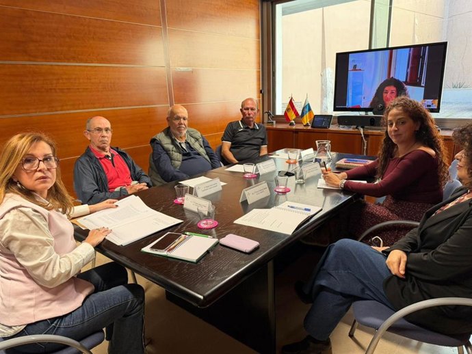 La Diputada del Común, Lola Padrón, en una reunión con clubes deportivos para abordar la situación de los menores tutelados