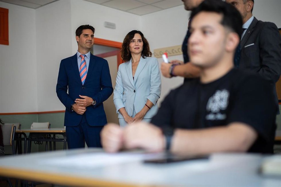 Archivo - La presidenta de la Comunidad de Madrid, Isabel Díaz Ayuso, junto al Consejero de Educación, Ciencia y Universidades, Emilio Viciana Duro,