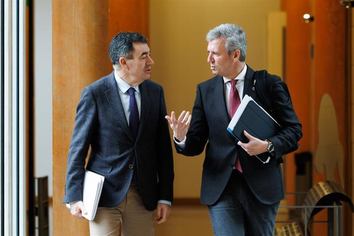 El presidente de la Xunta, Alfonso Rueda, y el conselleiro de Educación, Ciencia, Universidades e FP, Román Rodríguez